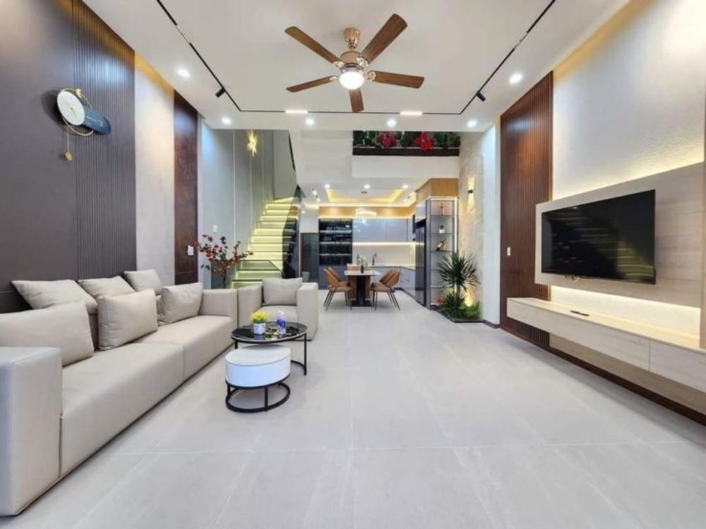 Phòng khách biệt thự hiện đại với sự kết hợp hoàn hảo của sofa, bàn trà kính tạo không gian thông thoáng, sang trọng