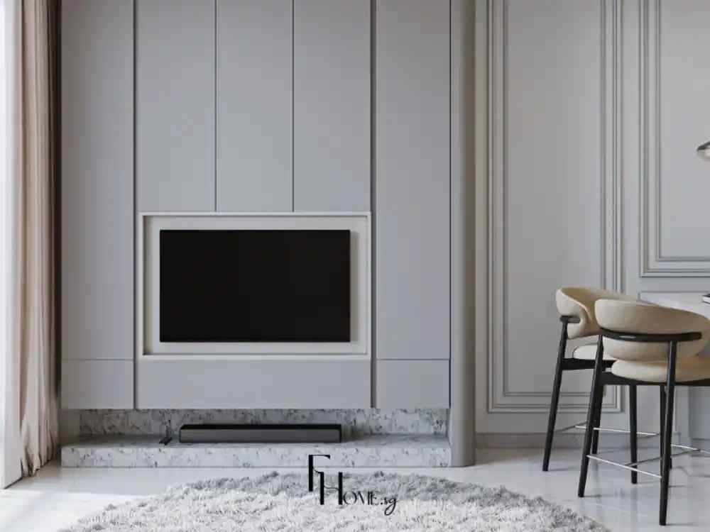 Phòng khách căn hộ 55m² với tivi gắn âm, phía dưới là bệ đá marble trắng vân xám, sàn lát gạch bóng