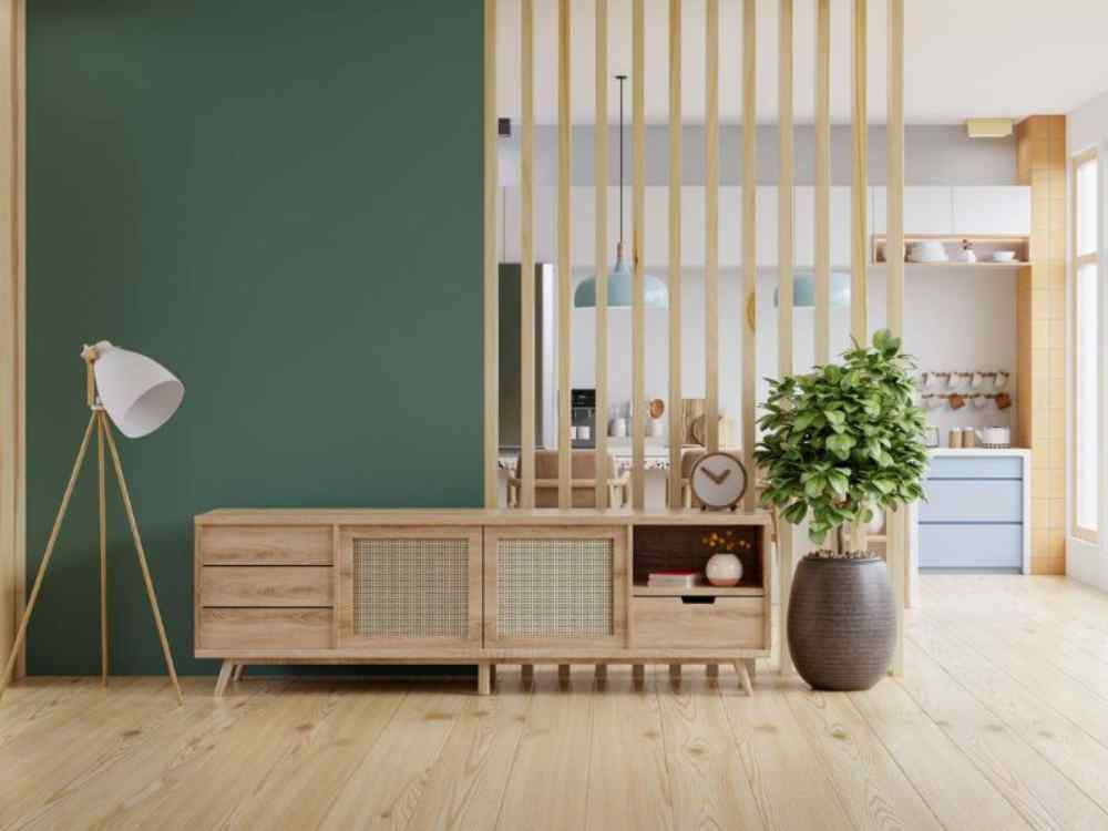 Phòng khách có vách lam ngang gỗ nhẹ giữa phòng khách và khu vực bếp dining, nhìn xuyên được, vừa phân chia khu vực