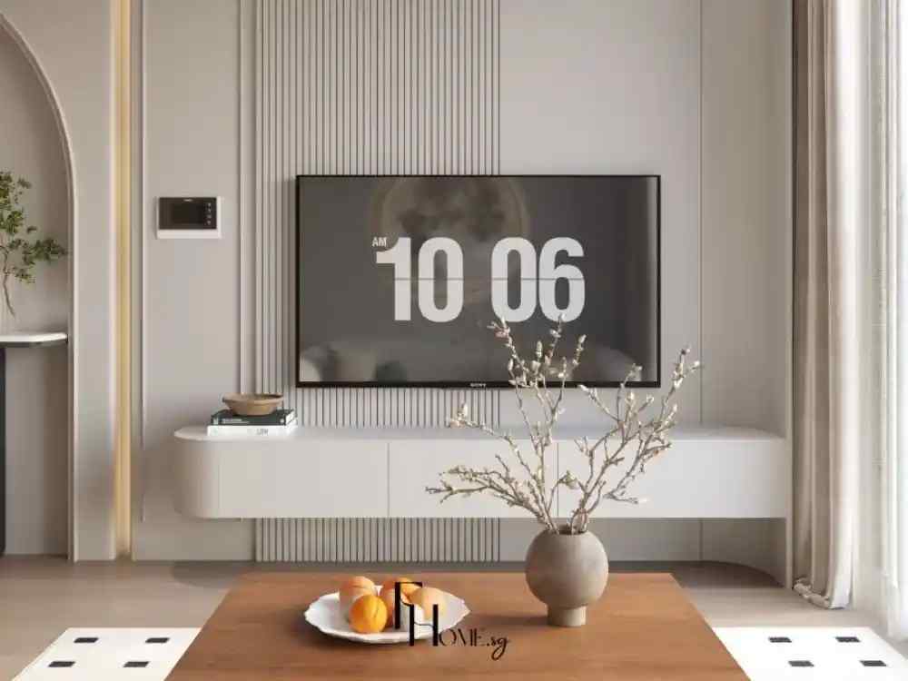 Phòng khách hiện đại tông be sáng với kệ tivi treo tường tối giản và bình gốm trang trí trên bàn gỗ