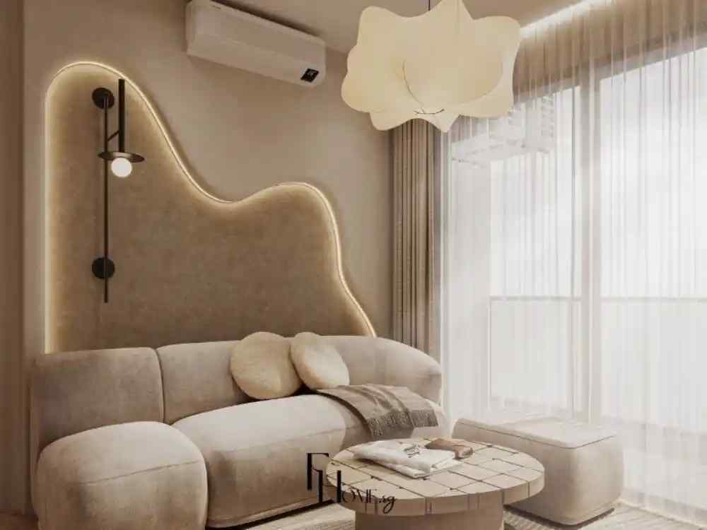 Phòng khách hiện đại Wabi Sabi với sofa be, tường cong đèn hắt sáng tự nhiên.