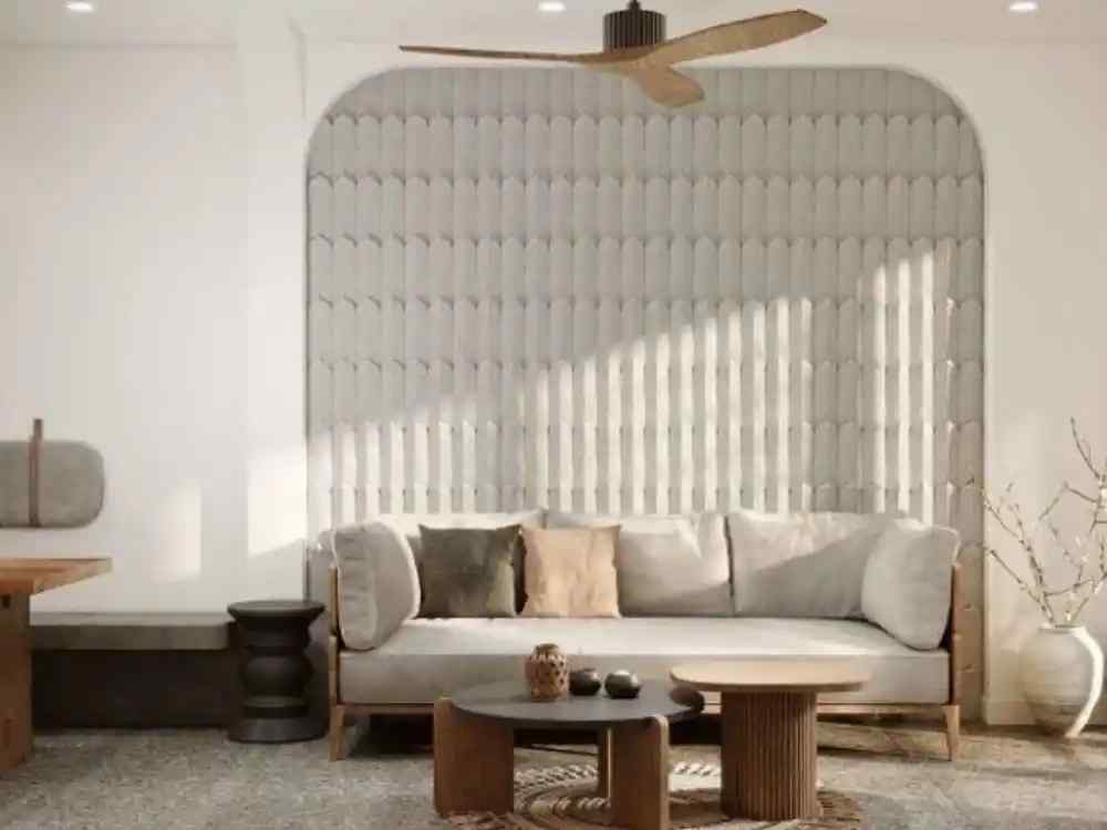 Phòng khách Japandi hiện đại, tường vòm 3D xám nhạt, sofa nệm trung tính và bàn gỗ tròn đôi