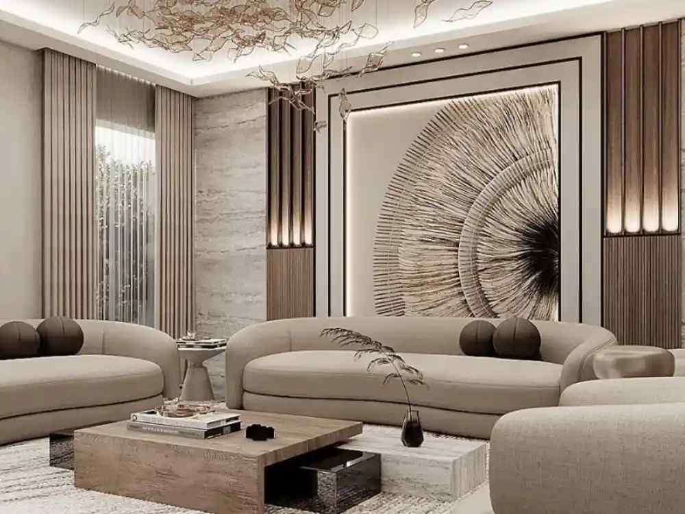 Phòng khách nhà ống hiện đại với sofa cong màu be, tường trang trí họa tiết nghệ thuật ánh đèn ấm