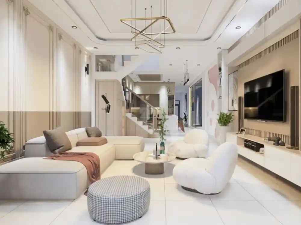 Phòng khách nhà ống phong cách hiện đại, ghế sofa cong màu kem và đèn trần vàng kim nổi bật