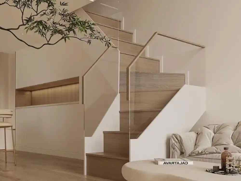 Phòng khách nhỏ gam be sáng với cầu thang gỗ kính hiện đại, sofa kem mềm mại cạnh bàn trà tròn tối giản