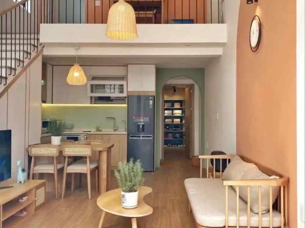 Phòng khách nhỏ phong cách Bắc Âu, nội thất gỗ sáng, tường cam đất ấm áp cùng đèn mây tre trang trí