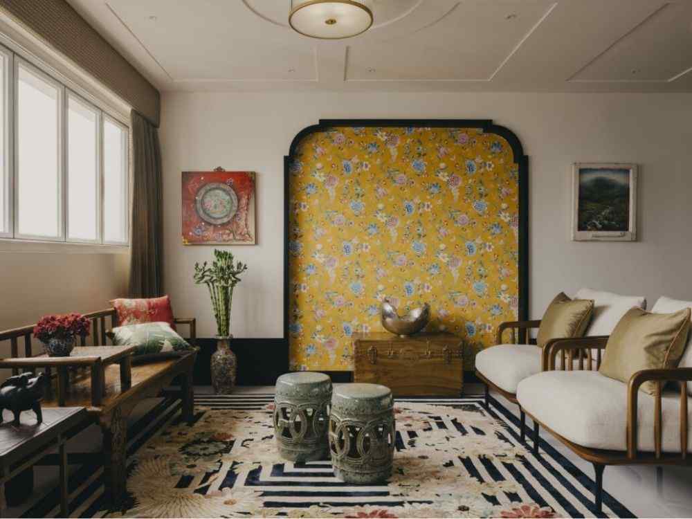 Phòng khách phong cách Indochine với điểm nhấn tường vàng họa tiết hoa