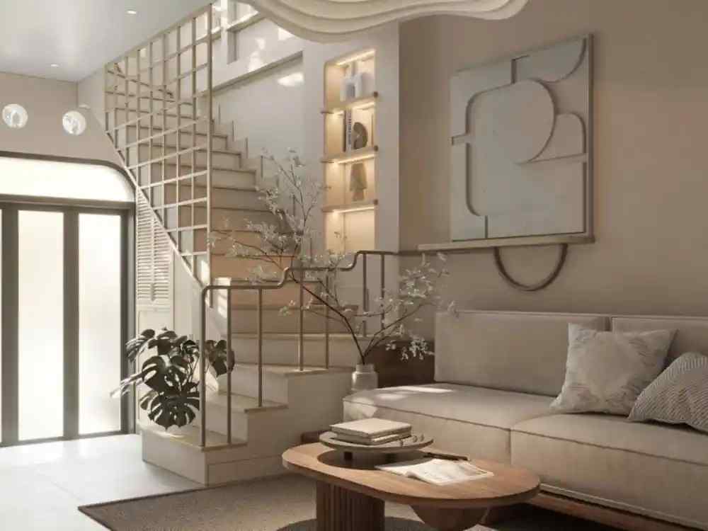 Phòng khách phong cách Nhật tối giản với cầu thang gỗ sáng, sofa be và cây trang trí dưới ánh sáng tự nhiên