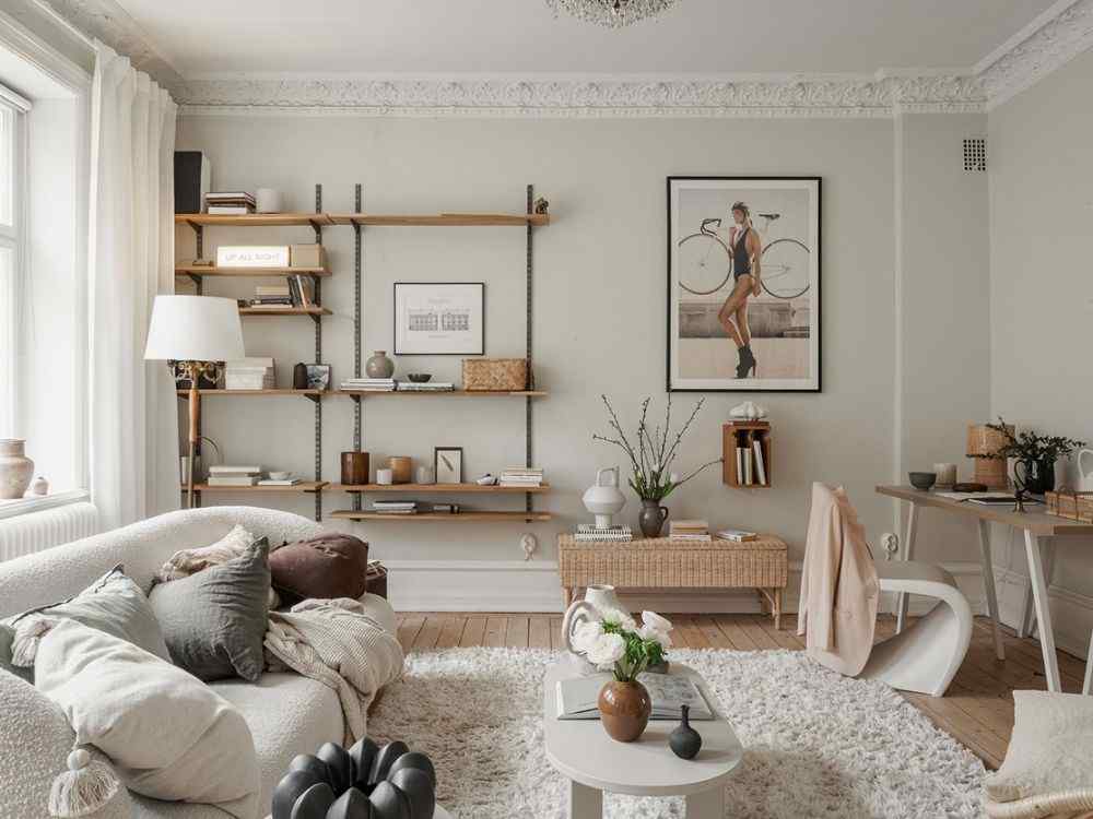 Phòng khách phong cách Scandinavian với kệ gỗ mở, sofa vải sáng