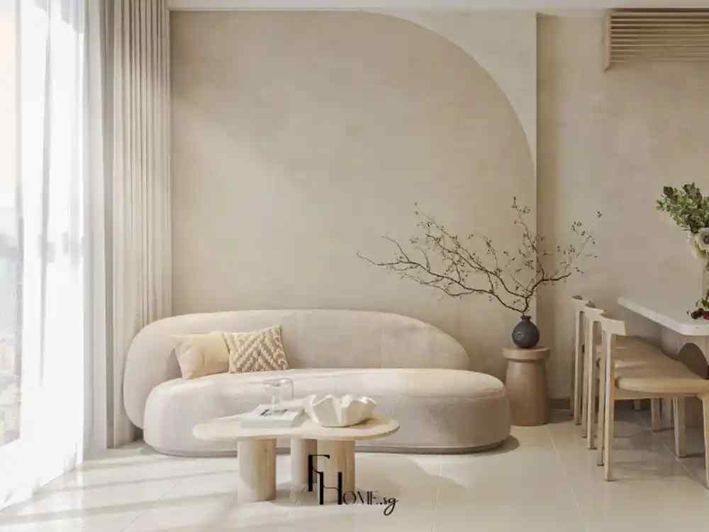 Phòng khách phong cách tối giản với ghế sofa bo tròn màu kem, bàn trà gỗ sáng và bình cây khô