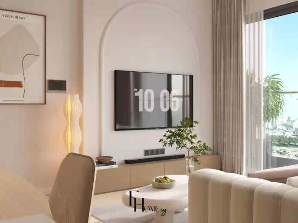 Phòng khách phong cách tối giản với sofa màu kem, bàn trà tròn trắng, kệ TV gỗ sáng