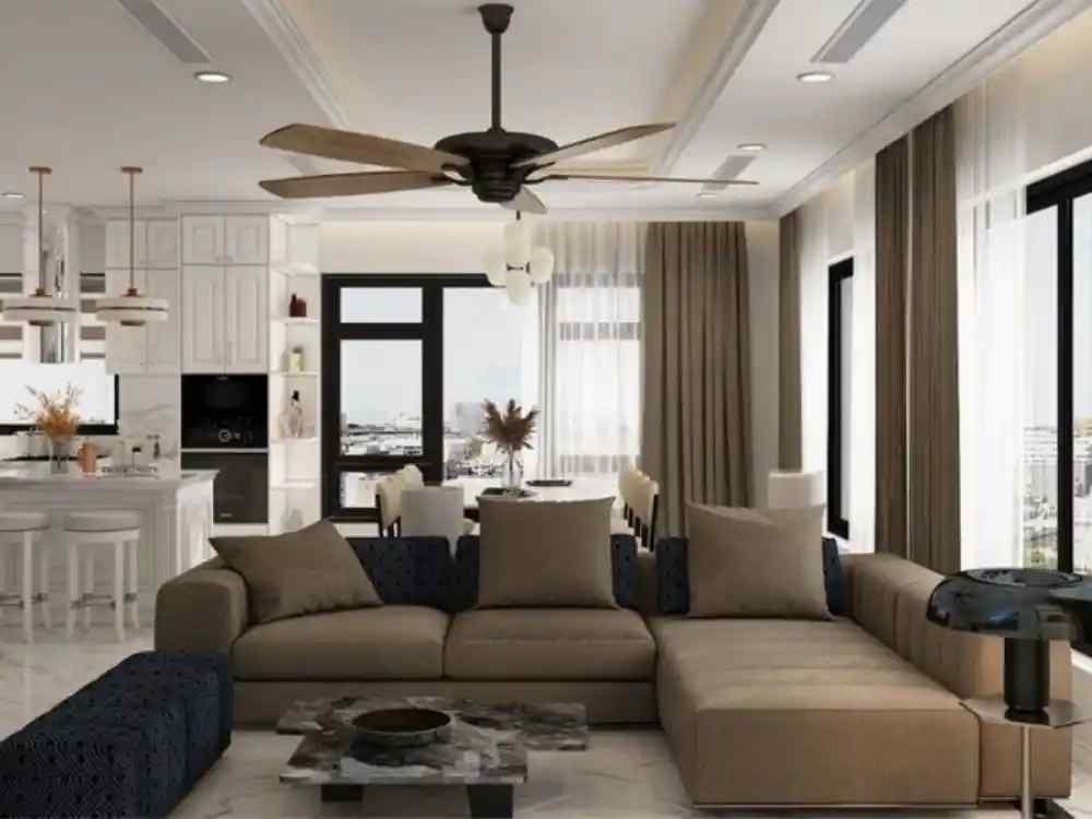 Phòng khách theo phong cách tân cổ điển hiện đại với sofa nâu lớn, quạt trần gỗ và cửa kính rộng thoáng sáng