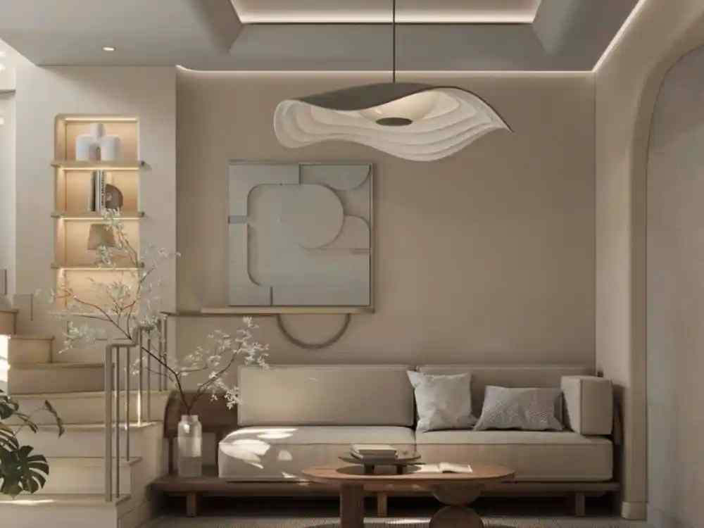 Phòng khách theo phong cách tối giản với sofa sáng màu, đèn trần cong, tường be nhạt thanh thoát