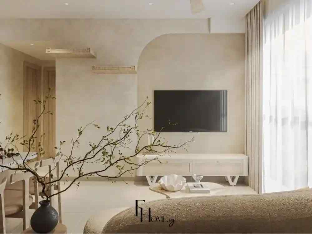 Phòng khách tối giản với ghế sofa vải màu be, bàn trà tròn gỗ sáng, bình gốm đen