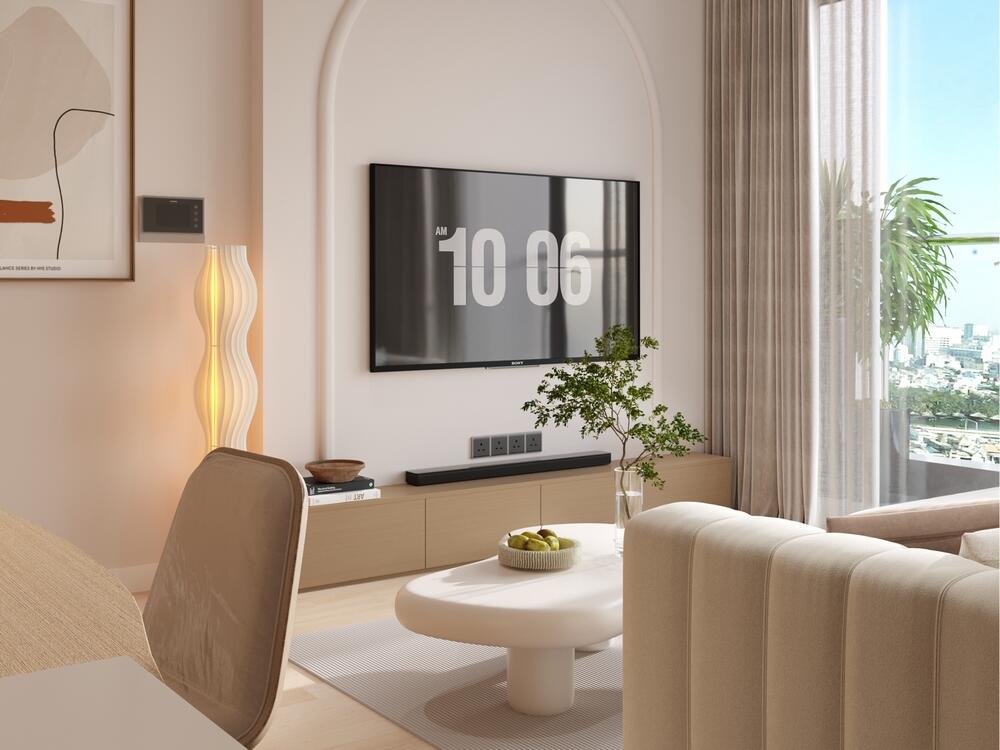 Phòng khách tối giản với sofa sáng màu, bàn trà tròn thấp và cửa kính lớn đón sáng