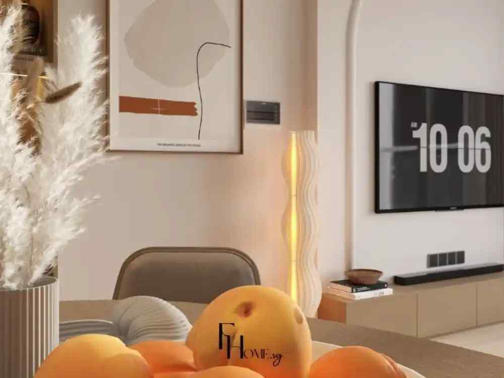 Phòng khách tối giản với tông màu be sáng, đèn sàn nghệ thuật, TV treo tường và bình hoa cỏ lau trang trí.