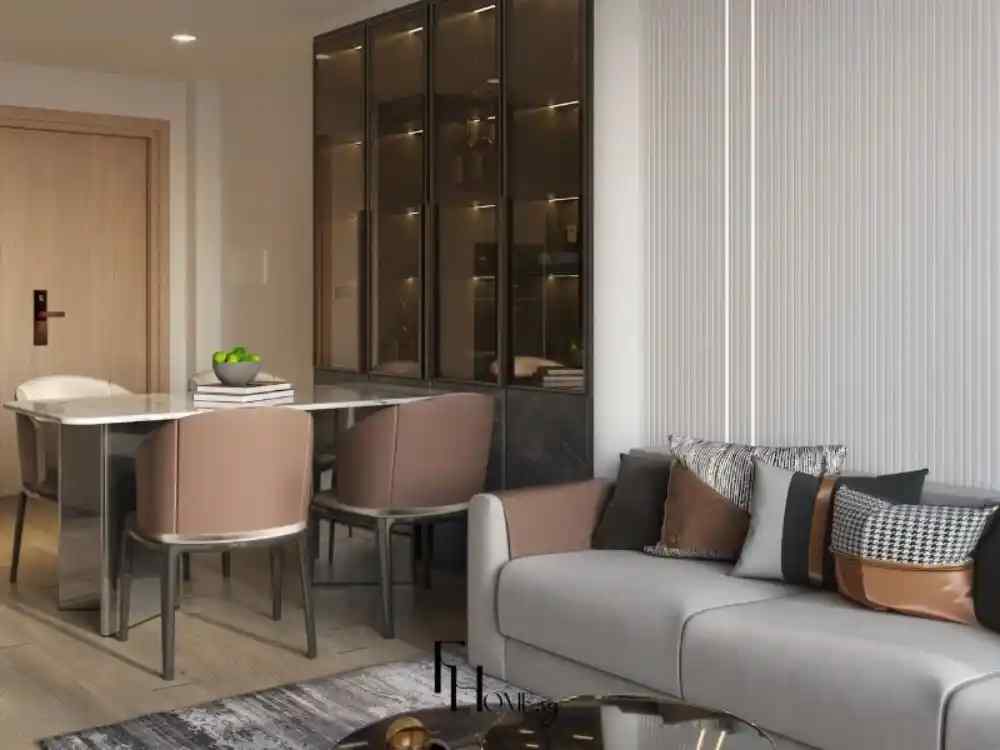 Phòng khách với bộ bàn ăn mặt đá trắng, ghế bọc da màu nâu nhạt, tủ trưng rượu và sofa xám nhạt