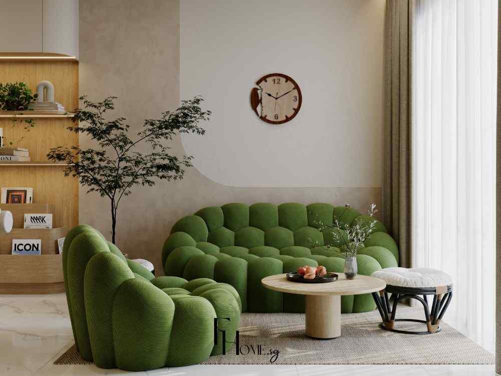 Phòng khách với sofa xanh rêu, bàn gỗ tròn, cây trang trí góc tường