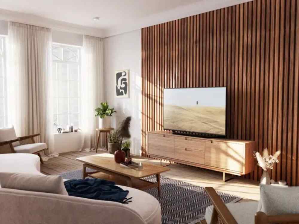 Phòng khách với vách ốp gỗ sọc dọc, nội thất sáng màu và ánh sáng tự nhiên ấm áp