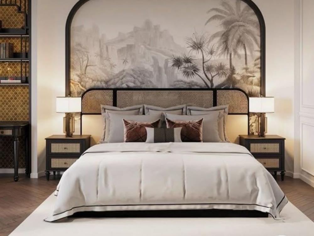 Phòng ngủ Đông Dương với giường gỗ tự nhiên, rèm vải thô và đèn đồng mang lại không gian thư giãn