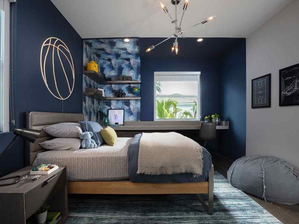 Phòng ngủ bé trai tông xanh navy hiện đại, giường gỗ, đèn bóng rổ