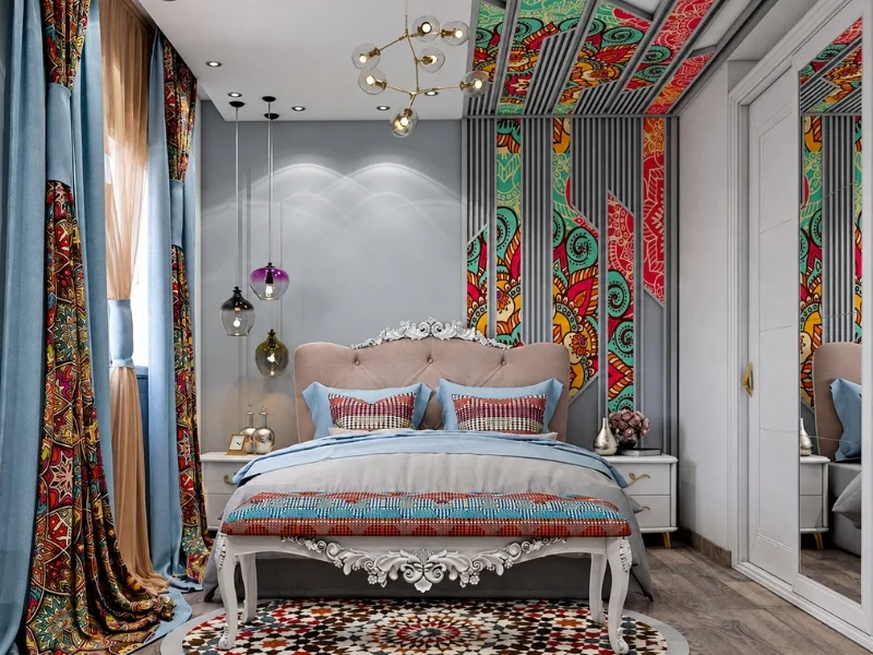 Phòng ngủ phong cách Bohemian có giường chạm khắc phối vải hoa và rèm trang trí nhiều màu.