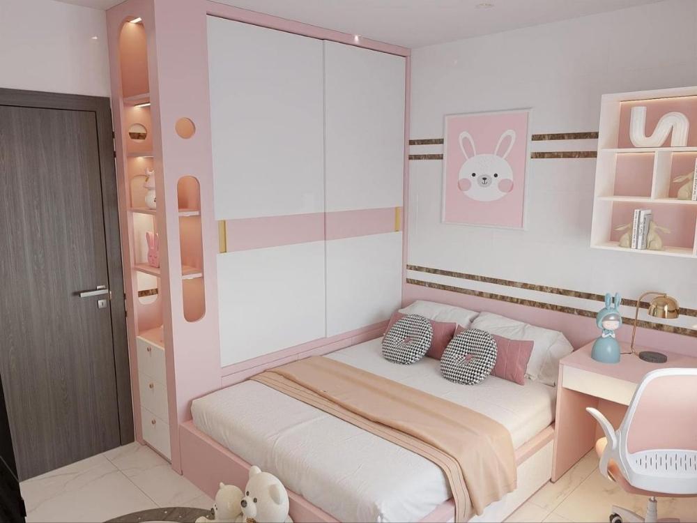 Phòng ngủ bé gái với giường và tủ quần áo màu hông và các chi tiết trang trí hoa, bướm tạo không gian tươi sáng và mơ mộng.