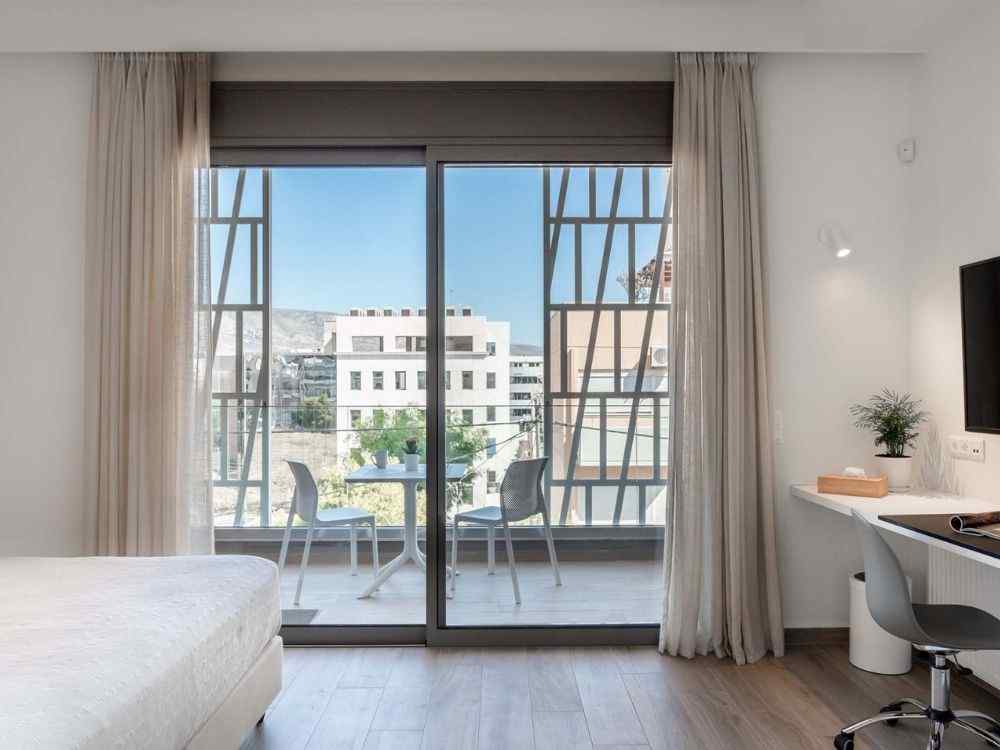 Phòng ngủ chung cư có ban công thoáng, bàn ghế nhỏ ngoài trời