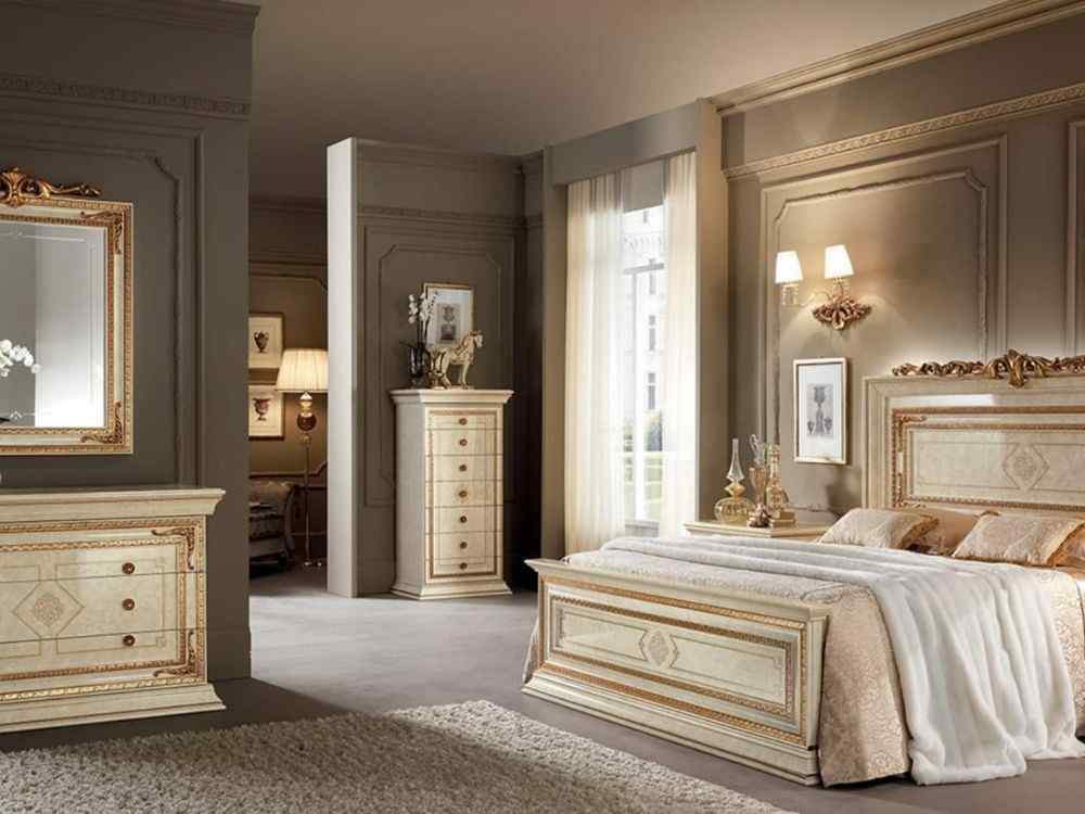 Phòng ngủ cổ điển màu kem vàng, nội thất chạm khắc, rèm lớn, ánh sáng tự nhiên nhẹ nhàng