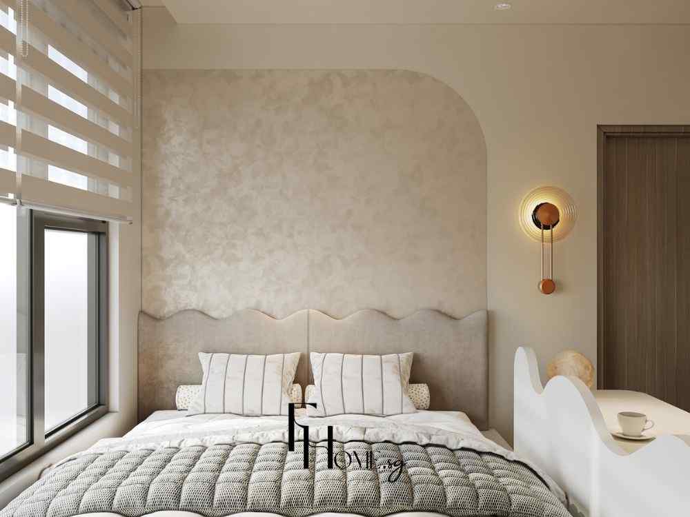 Phòng ngủ Farmhouse với đầu giường uốn lượn màu be, đèn tường vàng đồng,