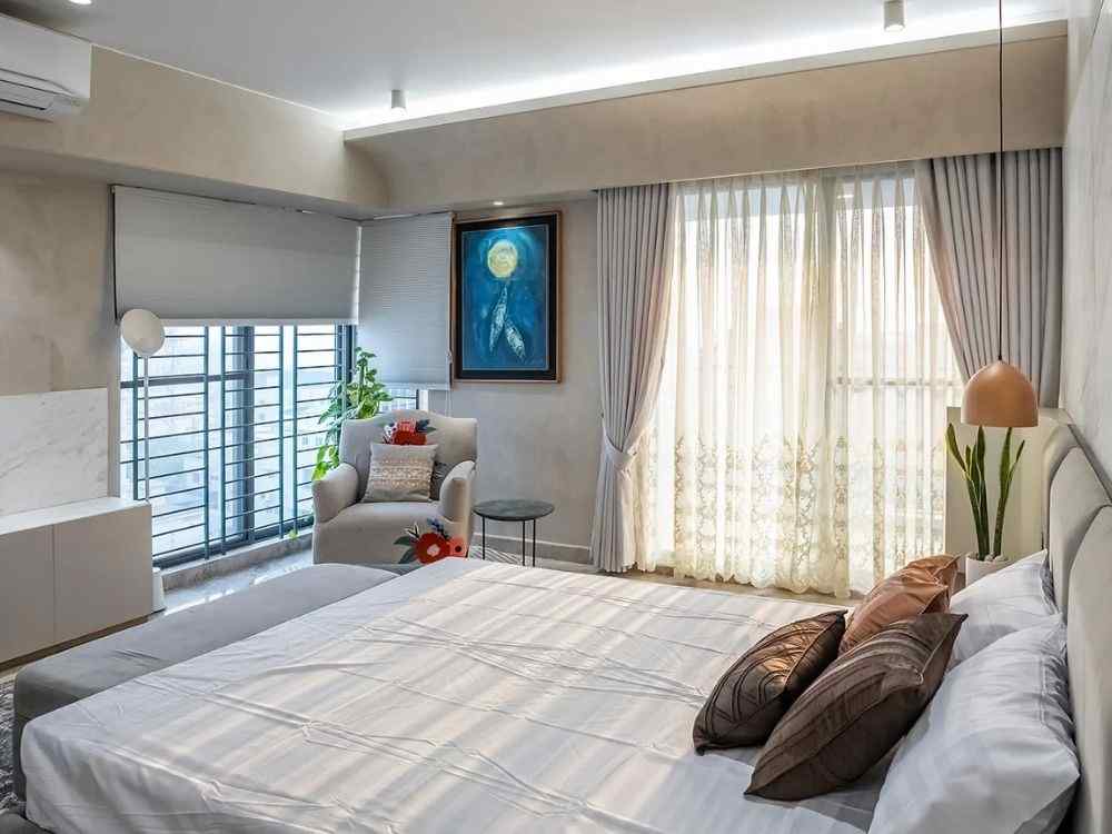 Phòng ngủ hiện đại đón sáng tự nhiên với rèm voan trắng, giường lớn phủ ga kẻ