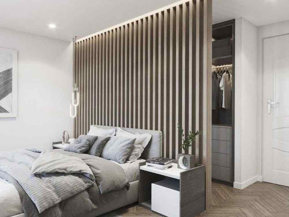 Phòng ngủ hiện đại tông xám có vách lam gỗ dọc, bàn đầu giường nhỏ