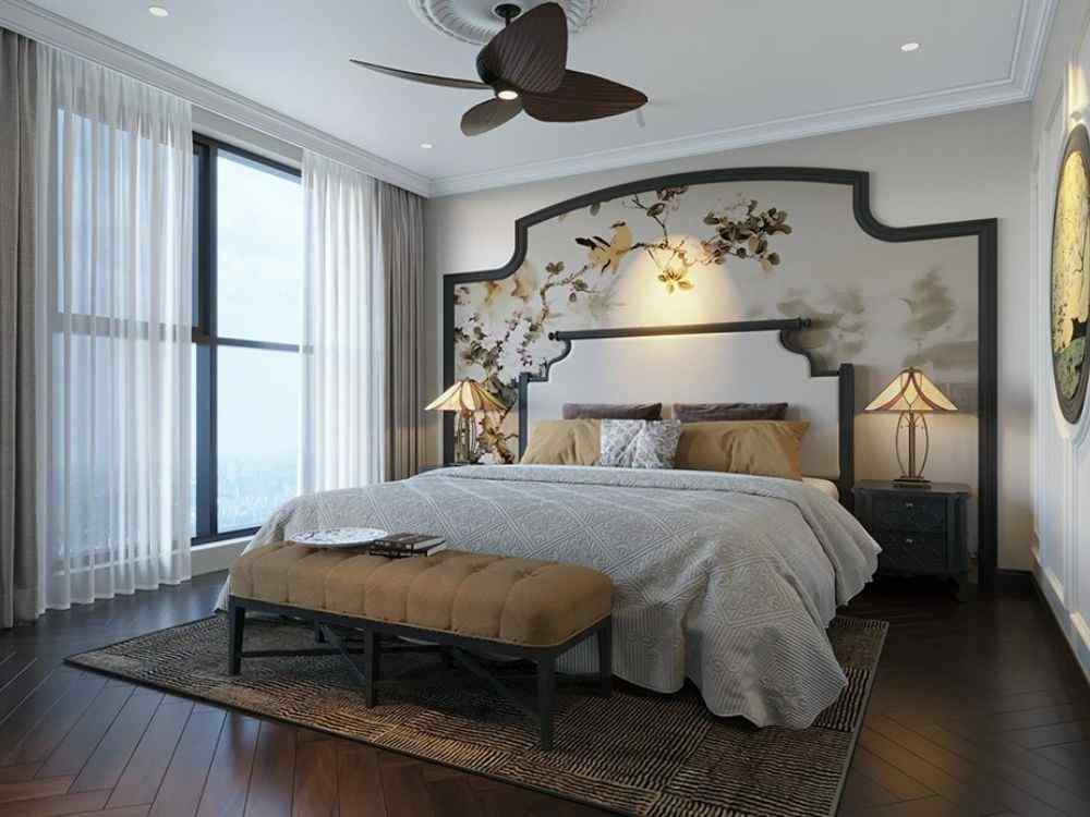 Phòng ngủ Indochine với tường hoa văn chim én, giường gỗ uốn cong