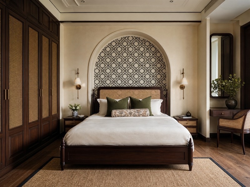 Mẫu nội thất phòng ngủ Indochine có vòm hoa văn và điểm nhấn xanh rêu