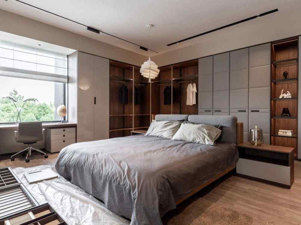 Phòng ngủ kết hợp phòng thay đồ gỗ nâu, tủ âm tường xám