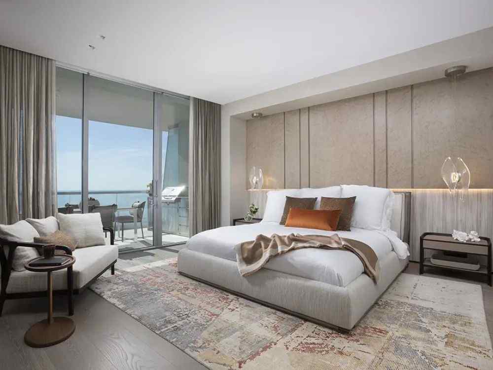 Phòng ngủ master hiện đại với cửa kính lớn mở ra ban công view biển thoáng sáng
