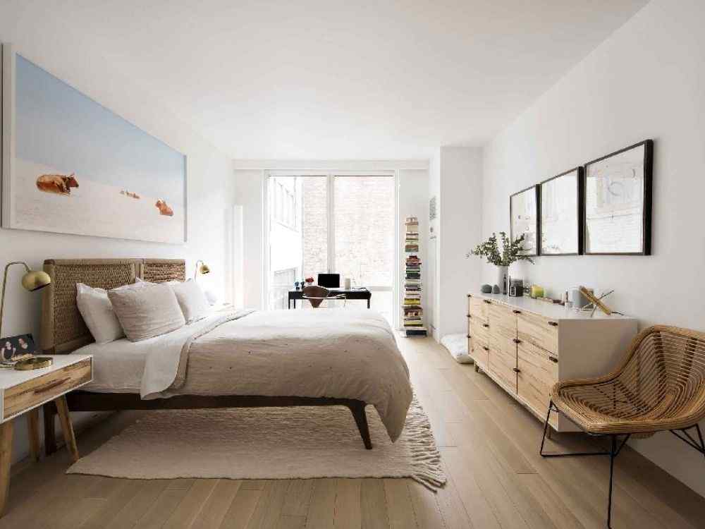 Phòng ngủ Minimalism với nội thất gỗ sáng, giường đơn giản phủ ga trắng