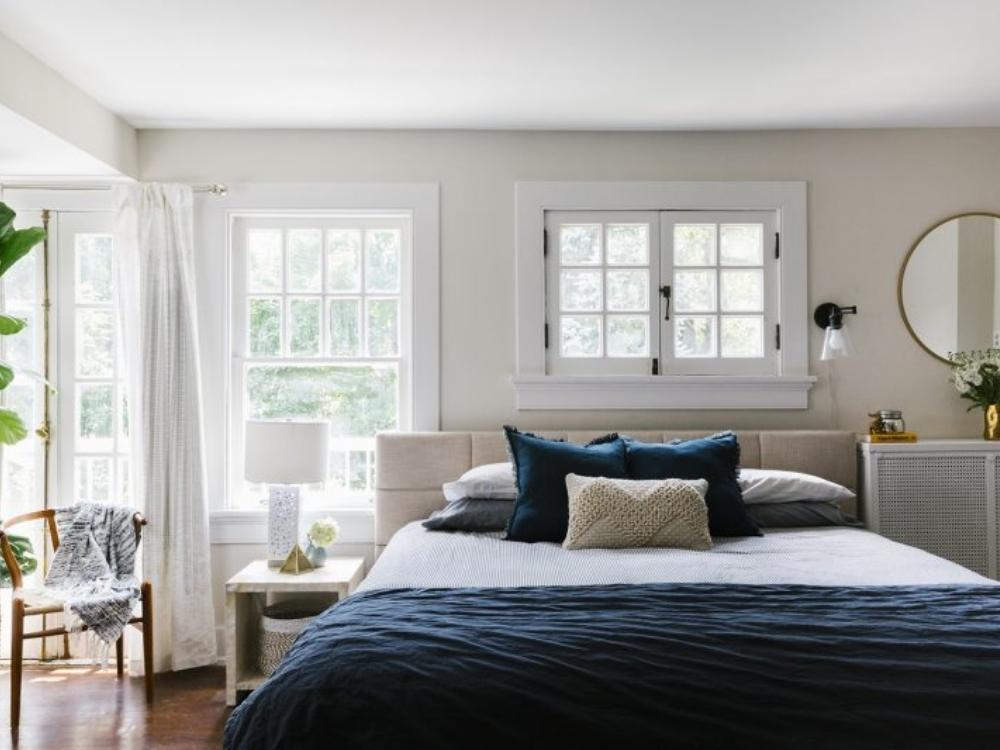 Phòng ngủ nhà phố đẹp với giường gỗ tự nhiên màu sắc xanh đậm tạo không gian thư giãn