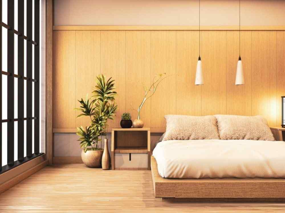 Phòng ngủ Nhật Bản tông gỗ sáng, cây xanh trang trí và đèn thả