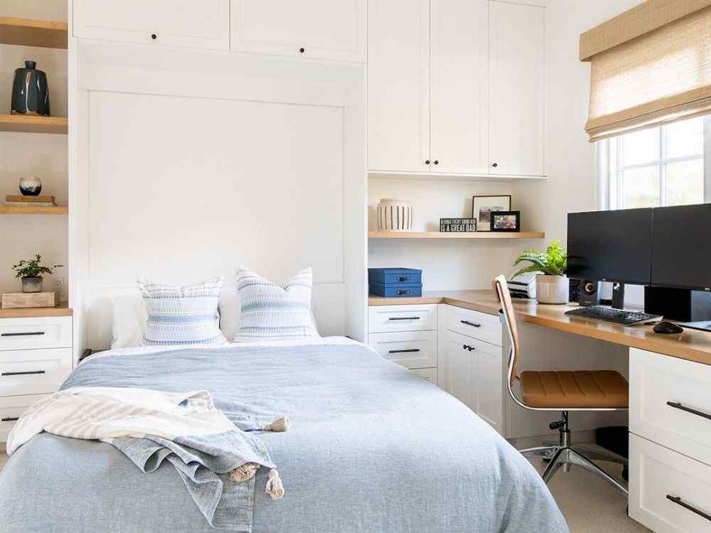 Phòng ngủ nhỏ hiện đại tông trắng xanh, tích hợp bàn làm việc cạnh cửa sổ