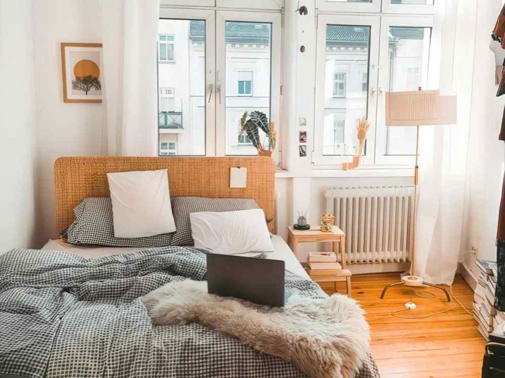 Phòng ngủ phong cách Bắc Âu sáng sủa, giường mây tự nhiên, chăn caro xám