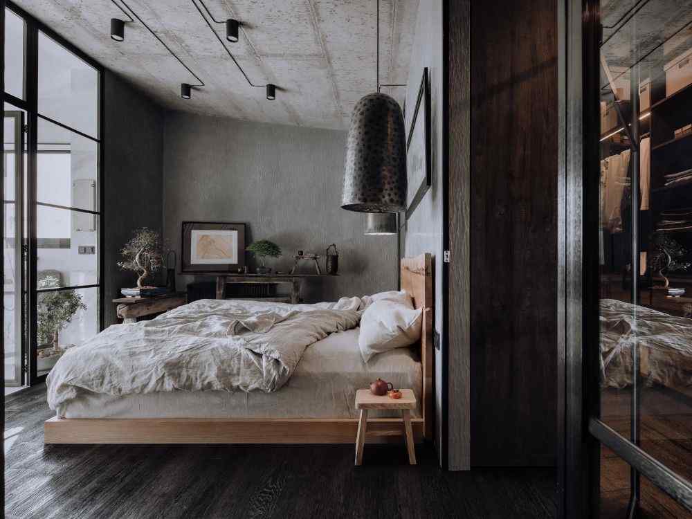 Phòng ngủ phong cách hiện đại pha Wabi Sabi, gỗ thô, ánh sáng ấm, trần bê tông, decor tối giản