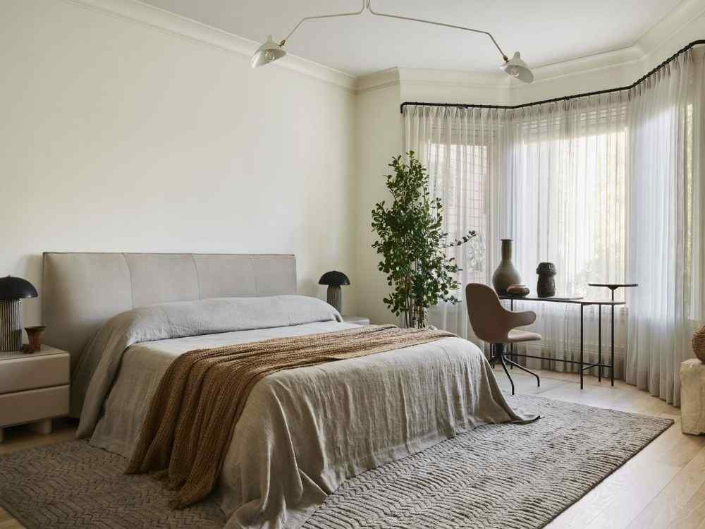 Phòng ngủ phong cách hiện đại pha Wabi Sabi, sáng trung tính, vải linen, cây xanh điểm nhấn