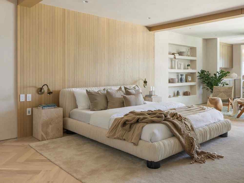 Phòng ngủ phong cách hiện đại, tường ốp gỗ, nội thất trung tính, giường bọc nệm mềm, bố cục mở thoáng đãng