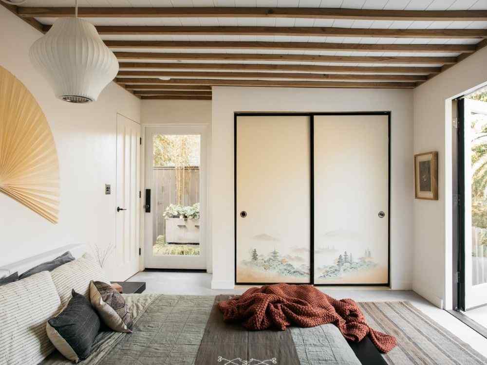 Phòng ngủ phong cách Japandi, trần gỗ, cửa trượt họa tiết thiên nhiên, nội thất tối giản, ánh sáng tự nhiên