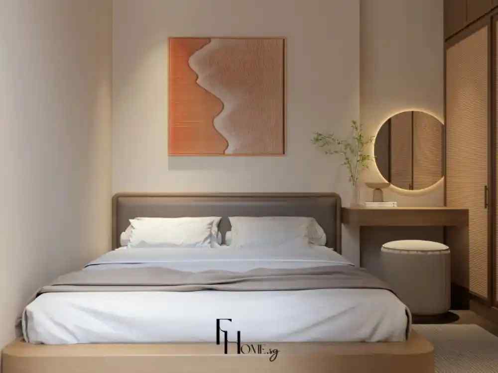 Phòng ngủ phong cách Japandi với giường gỗ thấp, đầu giường bọc nệm nâu nhạt, tranh treo tường trừu tượng
