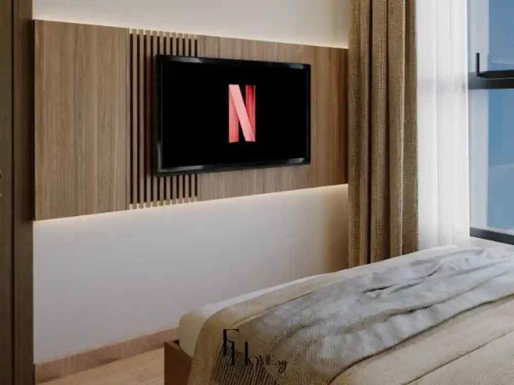 Phòng ngủ phong cách Nhật Bản tối giản với tường gỗ ốp lam trang trí TV, rèm vải nâu be