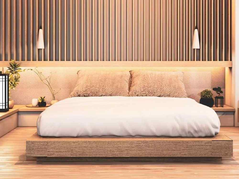 Phòng ngủ phong cách Nhật Bản với giường gỗ thấp, vách lam gỗ sau đầu giường