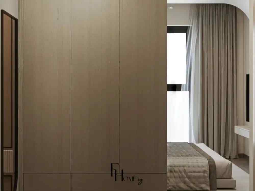 Phòng ngủ phong cách tối giản với giường thấp, ga nệm màu trung tính, rèm cửa dài tông be và tủ gỗ phẳng