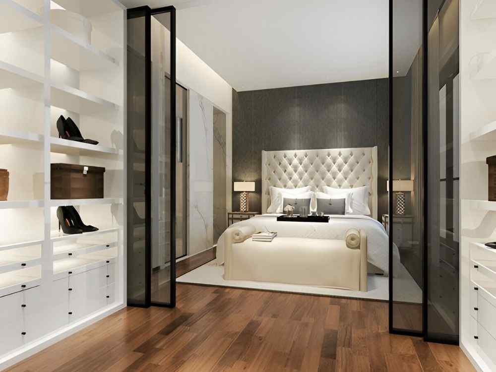 Phòng ngủ phong cách với phòng thay đồ mở, sàn gỗ nâu